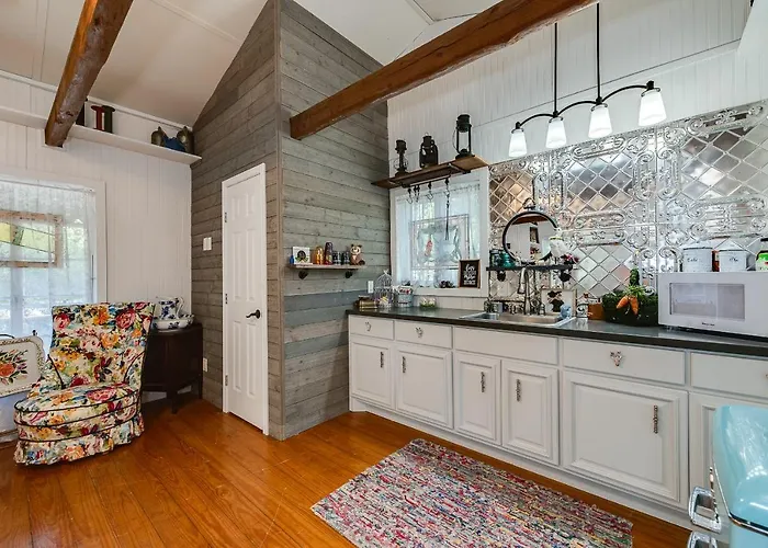 Rustic Renaissance Retreat: Tiny House Log Cabin near Houston