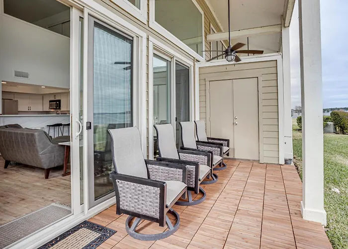 Gorgeous Lakefront Townhome W/ Pool Access & Views