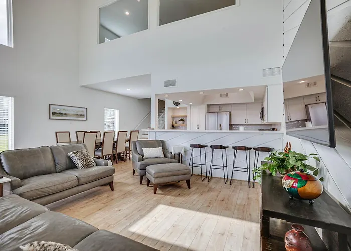 Gorgeous Lakefront Townhome W/ Pool Access & Views
