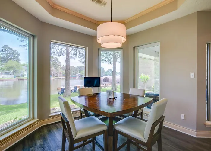 Grills & Boat Dock: 'Comfy Cove' On Lake Conroe